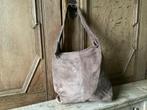 NIEUW suéde leren schopper schoudertas taupe, Sieraden, Tassen en Uiterlijk, Tassen | Schoudertassen, Ophalen of Verzenden, Nieuw
