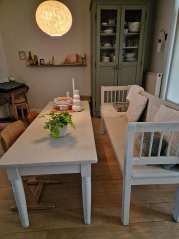 Kinderspeeltafel met Hongaarse bank beschikbaar voor biedingen