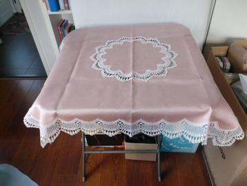 vierkant roze tafellaken met mooi kant versiersel beschikbaar voor biedingen