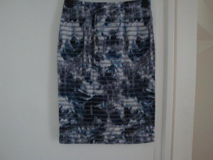 GEISHA rok met bloemen en strepen. Maat L / 40., Kleding | Dames, Rokken, Zo goed als nieuw, Maat 38/40 (M), Overige kleuren, Onder de knie