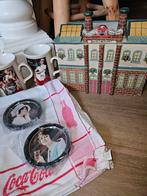 => Coca Cola houten huisje theedoek mokken onderzetters<=, Ophalen of Verzenden, Zo goed als nieuw, Gebruiksvoorwerp