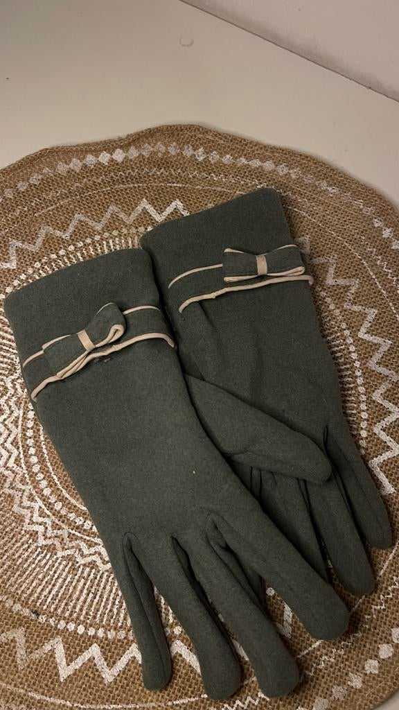Donkergroene handschoenen met strikdetail, Kleding | Dames, Mutsen, Sjaals en Handschoenen, Ophalen of Verzenden, Zo goed als nieuw