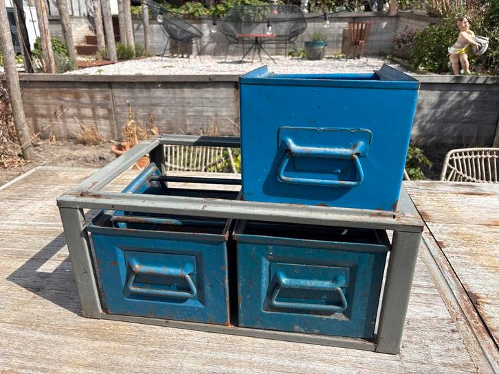 Vintage metalen opbergrek met blauwe bakken, Huis en Inrichting, Woonaccessoires | Kisten, Gebruikt, Minder dan 50 cm, 50 tot 75 cm