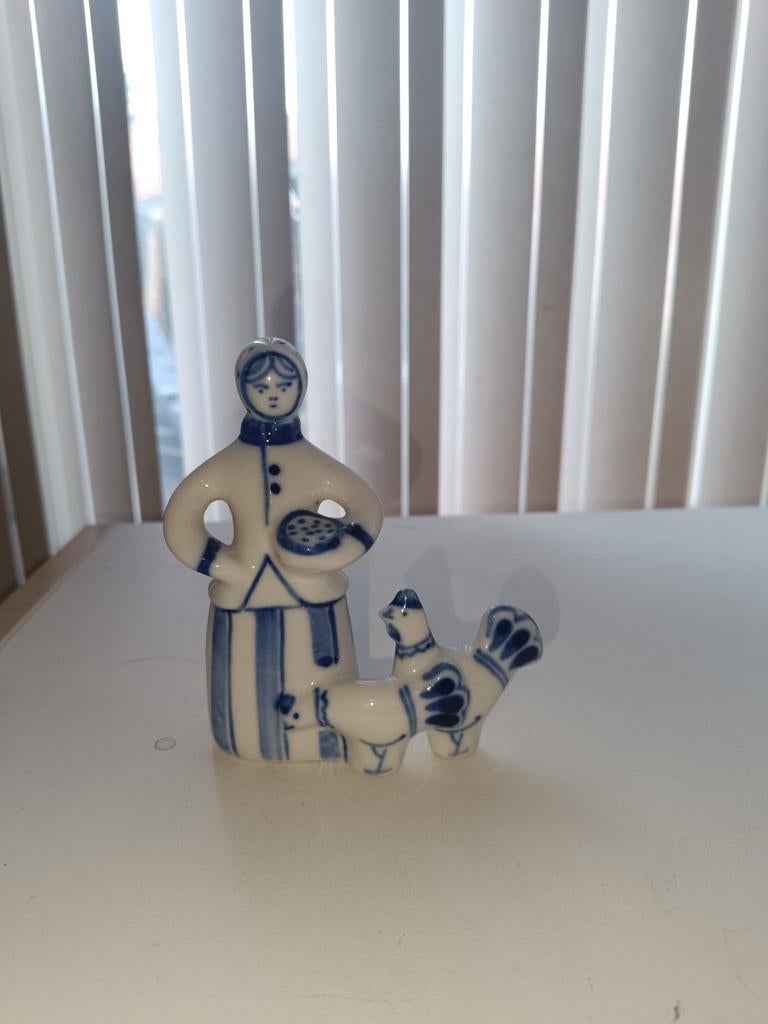 Vintage Gzhel beeldje: Vrouw met kippen, Made in USSR, Antiek en Kunst, Antiek | Keramiek en Aardewerk, Ophalen of Verzenden