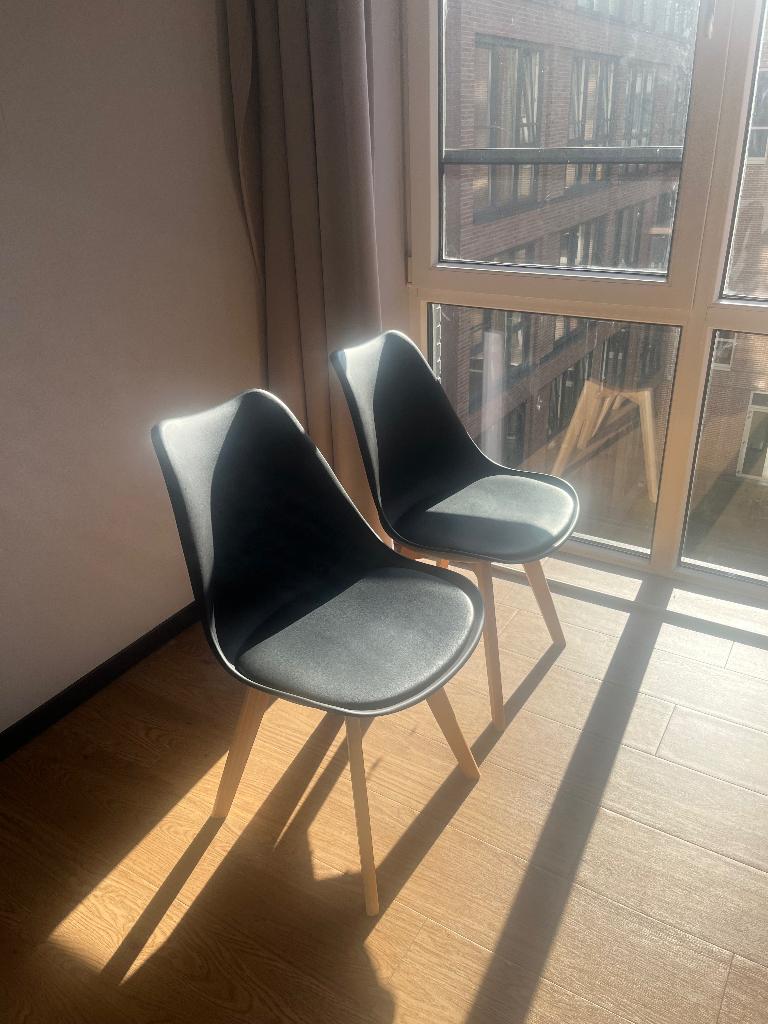 2 zwarte eetkamerstoelen / 2 black dining chairs, Ophalen, Zo goed als nieuw, Zwart, Twee