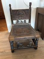 Houten antieke lage stoel, Ophalen