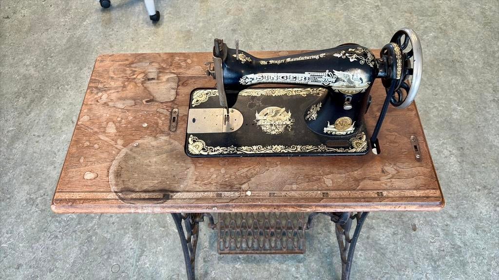 Antieke Singer naaimachine, Ophalen