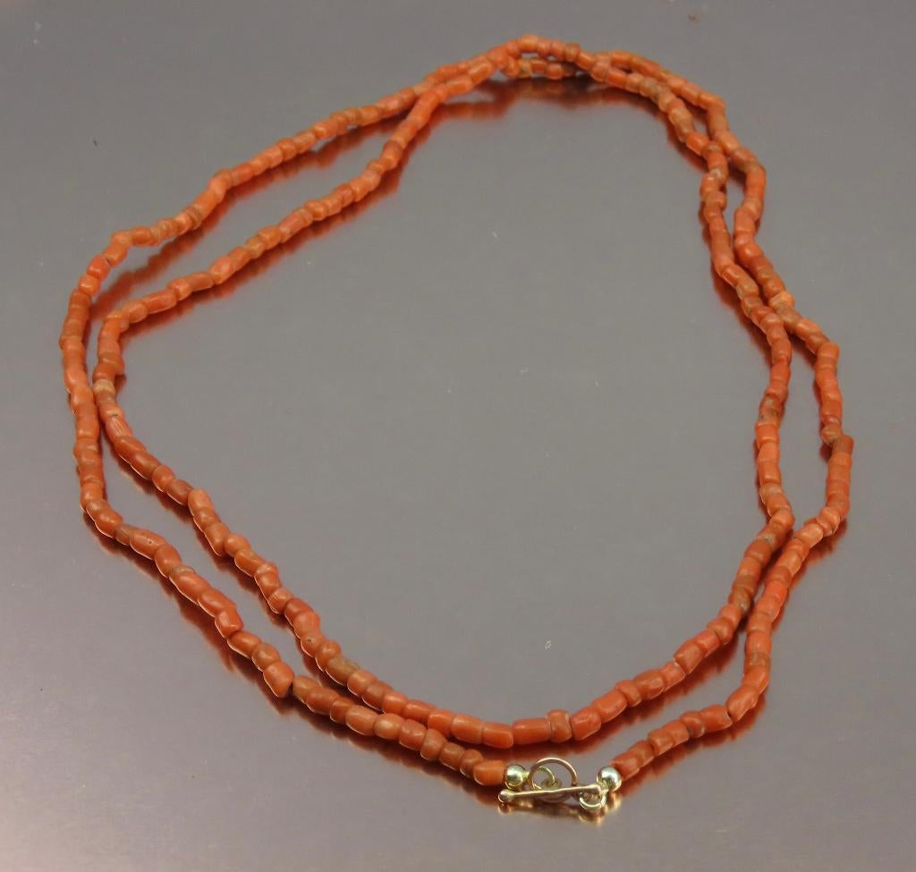 Antieke bloedkoraal ketting met kapittelslot 14 k goud 82 cm, Ophalen of Verzenden, Goud, Ketting