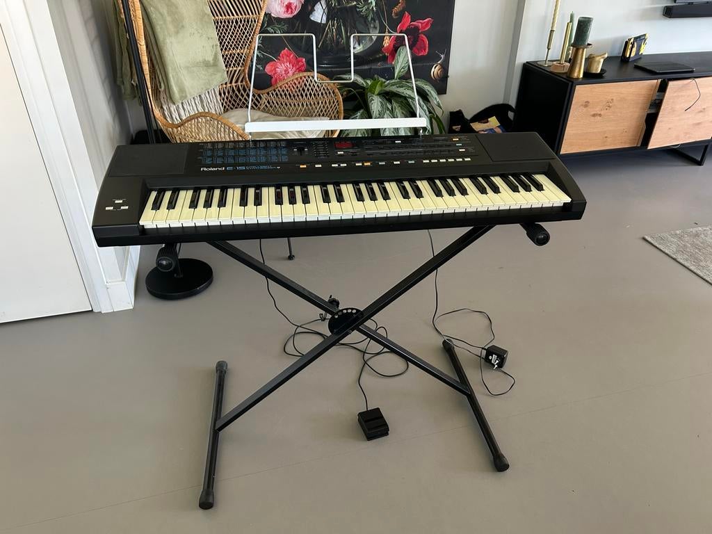 Roland E-15 Intelligent Synthesizer met standaard, Ophalen, Roland, Met standaard, 61 toetsen