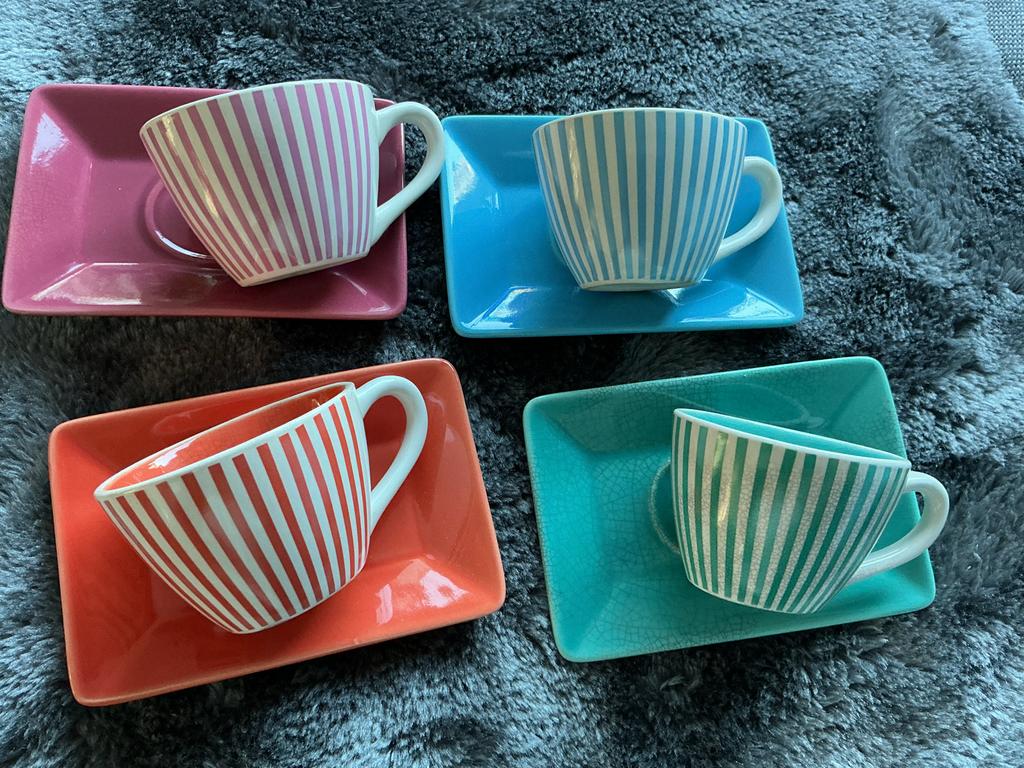Vinted Set van 4 vrolijke gestreepte kopjes met schotels, Keramiek, Ophalen of Verzenden, Zo goed als nieuw, Overige stijlen