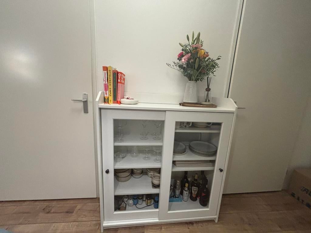 Bijna nieuwe HAUGA IKEA vitrine kast, Ophalen, 100 tot 150 cm, 100 tot 150 cm, Zo goed als nieuw