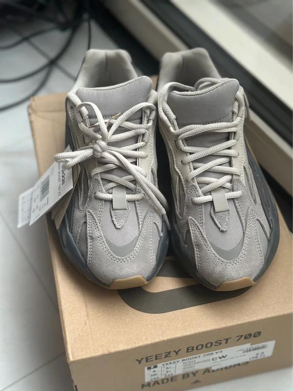 Yeezy Boost 700 V2 Tephra nieuw 38 2/3, Blauw, Sportschoenen, Nieuw, Ophalen of Verzenden