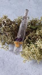 Bergkristal hanger met viooltje, Sieraden, Tassen en Uiterlijk, Overige kleuren, Glas of Kristal, Nieuw, Ophalen of Verzenden