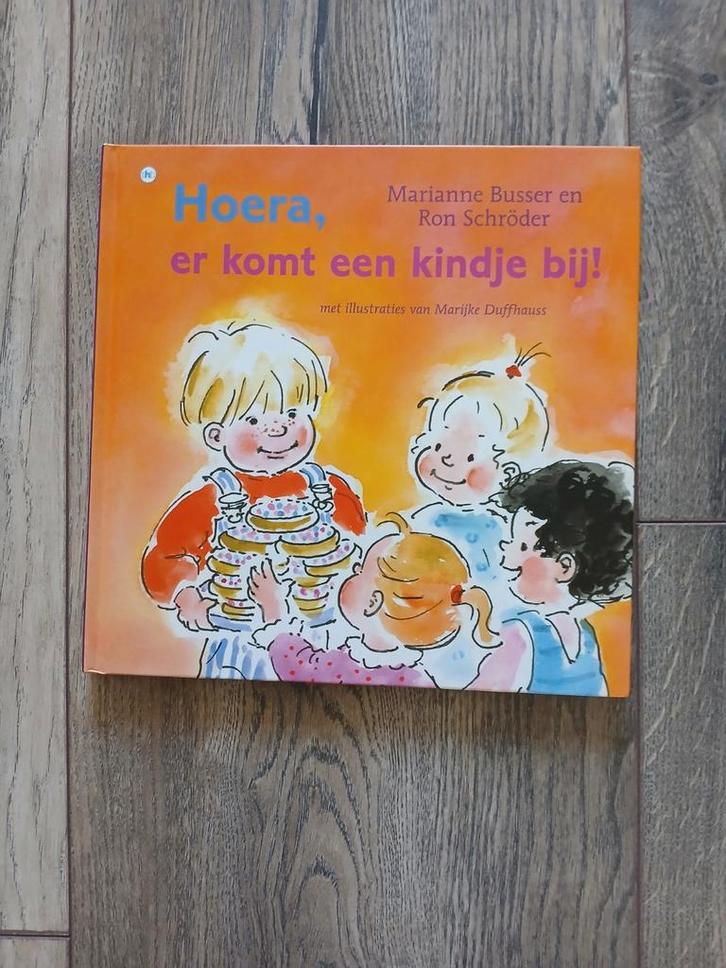 Ron Schröder - Hoera er komt een kindje bij!, Boeken, Kinderboeken | Baby's en Peuters, Gelezen, 3 tot 4 jaar, Ophalen of Verzenden
