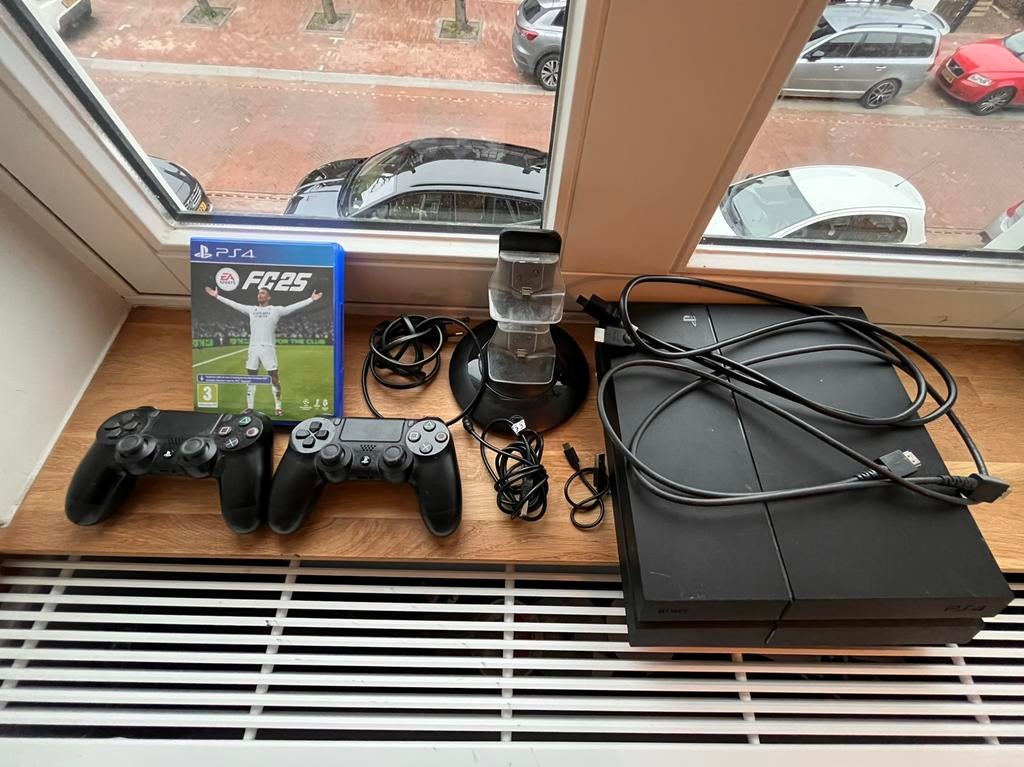 Playstation 4 met 2 controlers en fifa 25., Spelcomputers en Games, Games | Sony PlayStation 4, Ophalen, Online, 2 spelers, Zo goed als nieuw