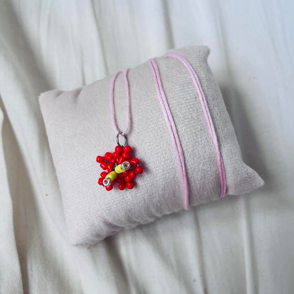 Ketting met rode en gele kralen hanger, Sieraden, Tassen en Uiterlijk, Kettingen, Nieuw, Ophalen of Verzenden, Rood, Overige materialen