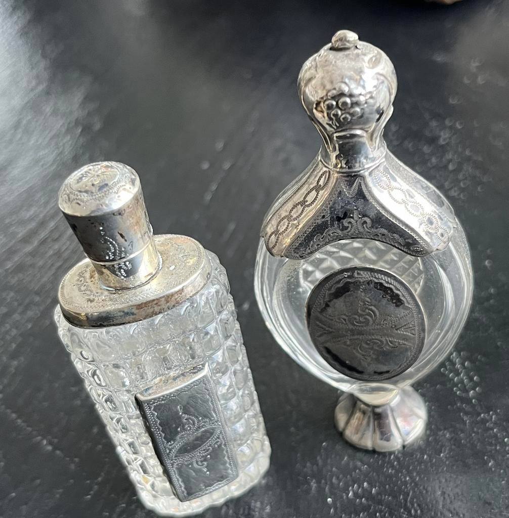2 parfum flesjes zilveren montuur, Antiek en Kunst, Verzenden