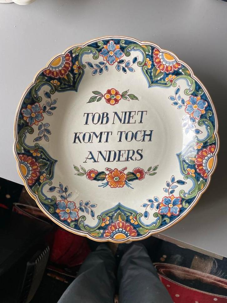 Makkumer Aardewerk Wandbord met spreuk - 'Tob niet', Antiek en Kunst, Antiek | Wandborden en Tegels, Ophalen