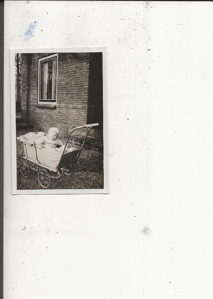 Westland Onbekend Baby in kinderwagen voor het huis Foto, Ophalen of Verzenden, 1920 tot 1940, Ongelopen, Zuid-Holland
