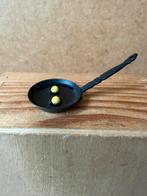 Pan met ei - 2.6cm - metaal, Ophalen of Verzenden, Zo goed als nieuw, Poppenhuis