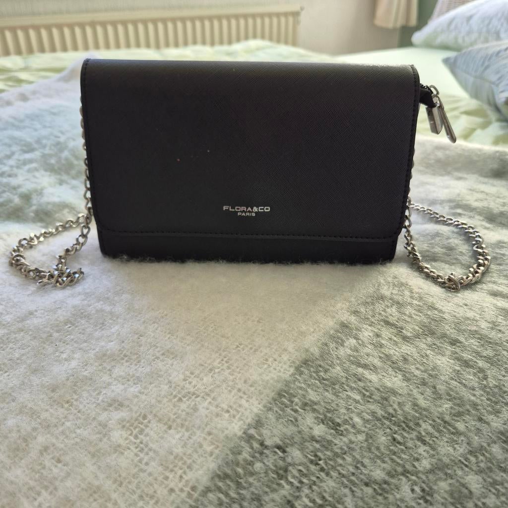 FLORA&CO Zwart Schoudertasje - Zo Goed Als Nieuw, Sieraden, Tassen en Uiterlijk, Tassen | Damestassen, Ophalen of Verzenden, Zo goed als nieuw