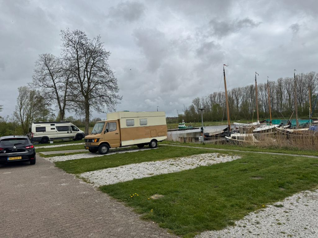 Mercedes 207D oldtimer camper, Chemisch toilet, Buscamper of Camperbus, Reservewiel, Mercedes-Benz