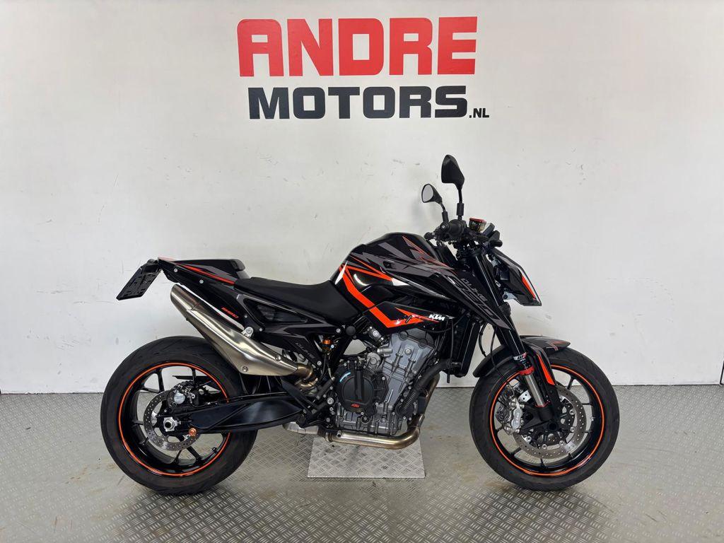 KTM 890 DUKE, Bedrijf, Naked bike