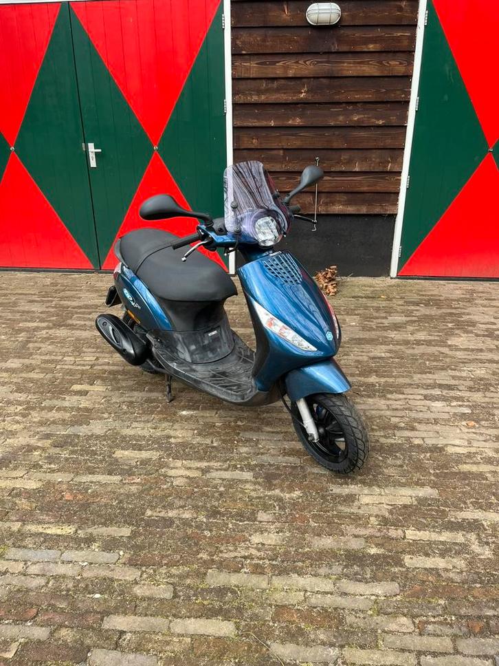 Piaggio zip 4t 2v bromfiets, Fietsen en Brommers, Scooters | Piaggio, Zo goed als nieuw, Zip, Maximaal 45 km/u, Benzine, Ophalen