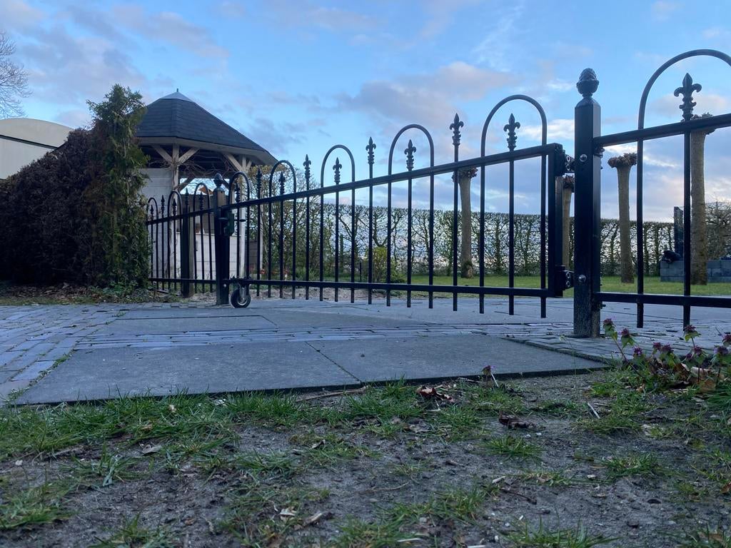 Zwart sierhekwerk met draaihek en slot voor oprit/tuin, Tuin en Terras, Tuinhekken en Hekwerk, Met poort, Gebruikt, Ophalen of Verzenden