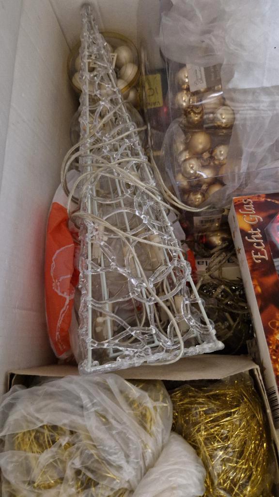 pyramides kerstverlichting en ballen, Diversen, Ophalen of Verzenden, Zo goed als nieuw