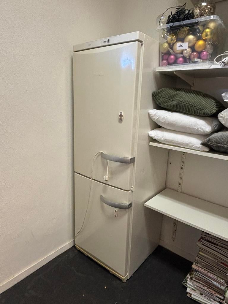 Miele koelvriescombinatie werkt niet goed, Witgoed en Apparatuur, Koelkasten en IJskasten, Niet werkend, Met vriesvak, 200 liter of meer