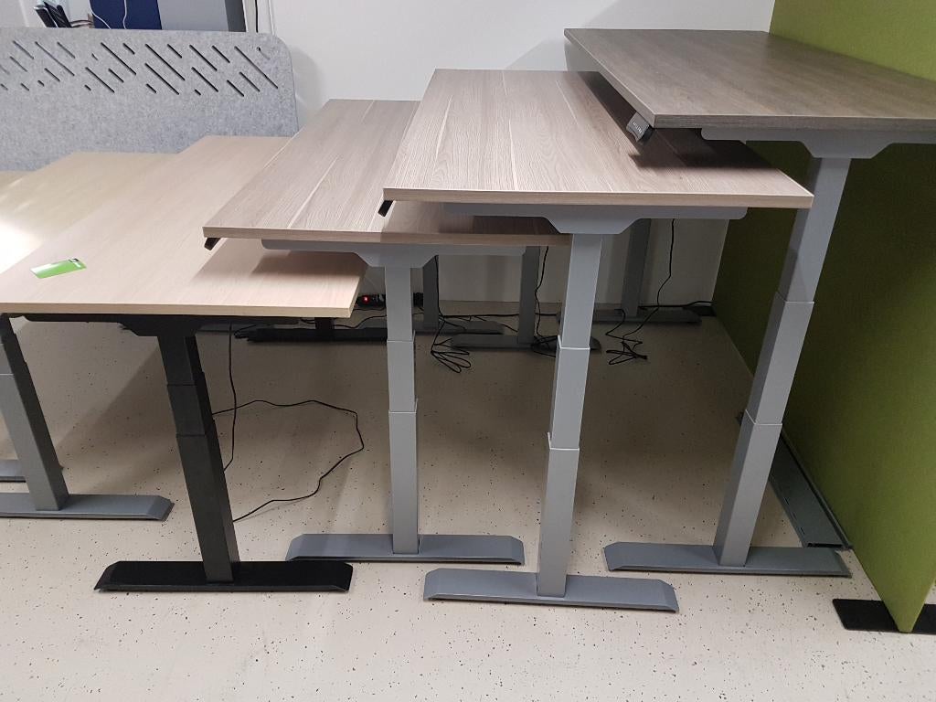 Bureaus zit/sta elektrisch verstelbaar, Ophalen of Verzenden, Elektrisch, Zo goed als nieuw