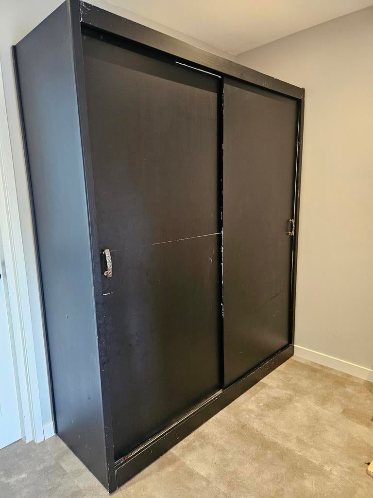 Gratis af te halen: kledingkast met planken, Huis en Inrichting, Kasten | Roldeurkasten en Archiefkasten, Ophalen, Gebruikt, 200 cm of meer