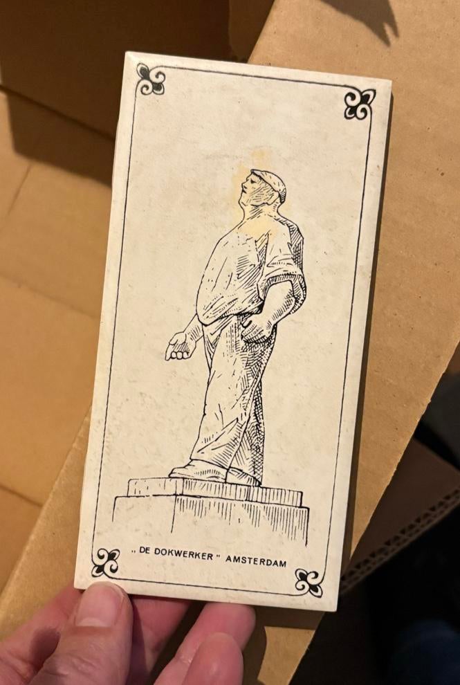 Oud tegeltje 'De Dokwerker' Amsterdam, Antiek en Kunst, Antiek | Wandborden en Tegels, Ophalen of Verzenden