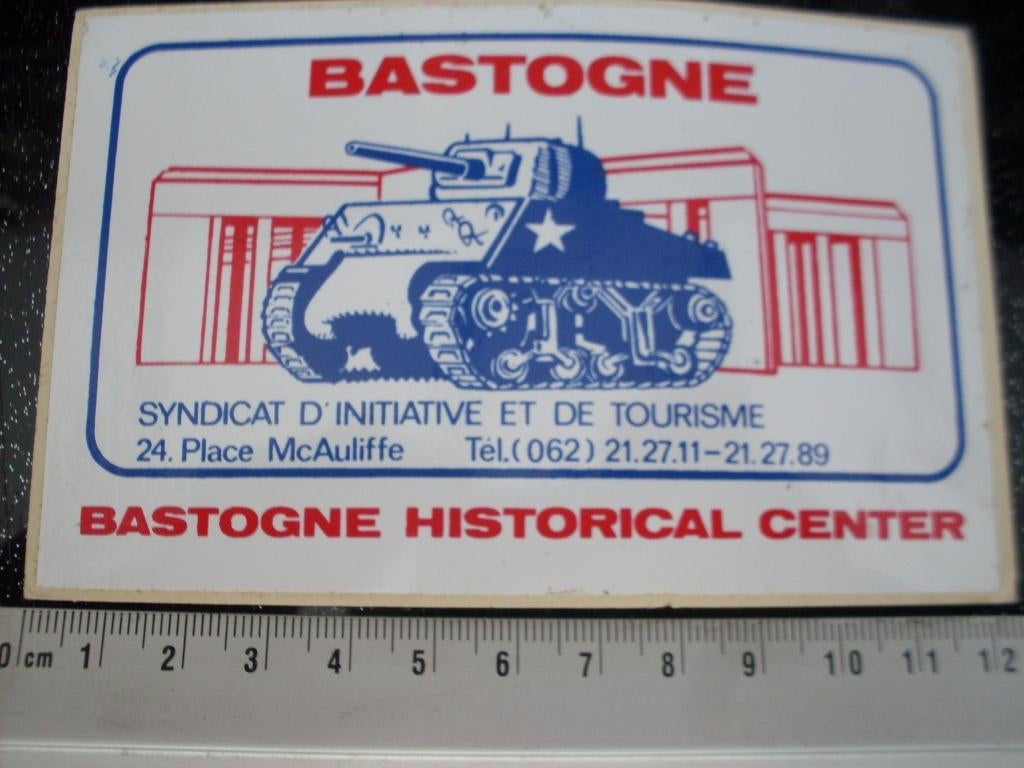 2x sticker bastogne historical center McAuliffe logo tank, Verzamelen, Verzenden, Zo goed als nieuw, Bedrijf of Vereniging