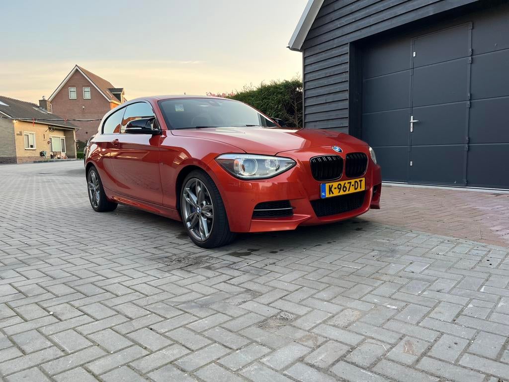 BMW M135i Lage km Veel opties!, Auto's, 1490 kg, Zwart, Overige kleuren, 320 pk