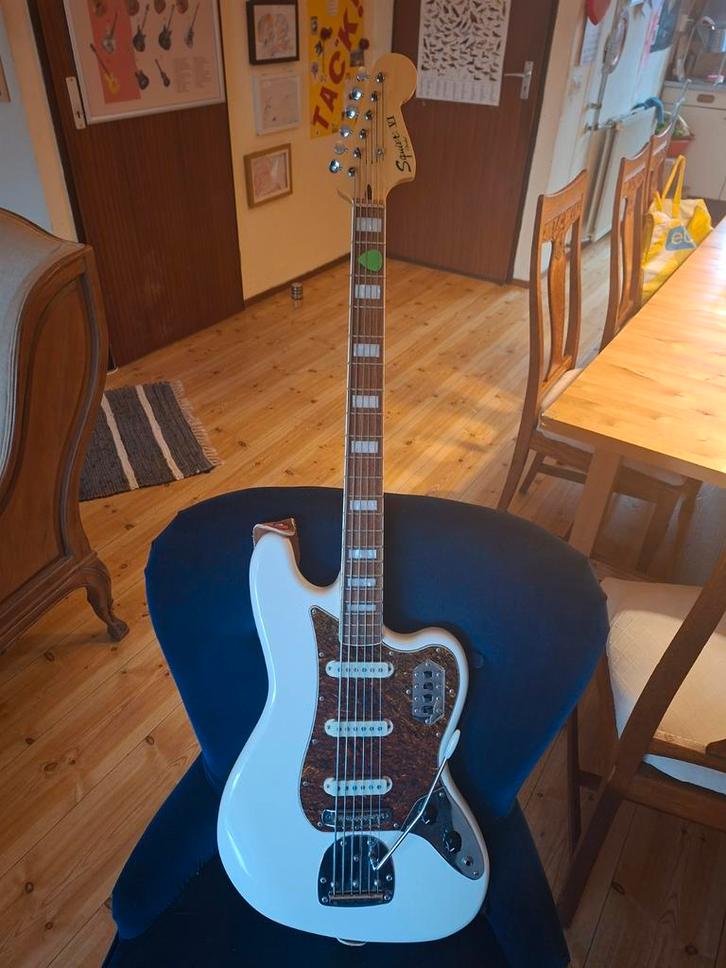 Squier VI bass wit, Muziek en Instrumenten, Snaarinstrumenten | Gitaren | Bas, Zo goed als nieuw, Ophalen