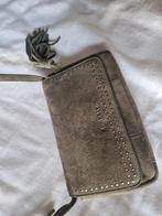 Burkely suède schoudertasje met studs - Olijfgroen, Ophalen of Verzenden, Zo goed als nieuw, Groen, Schoudertasje