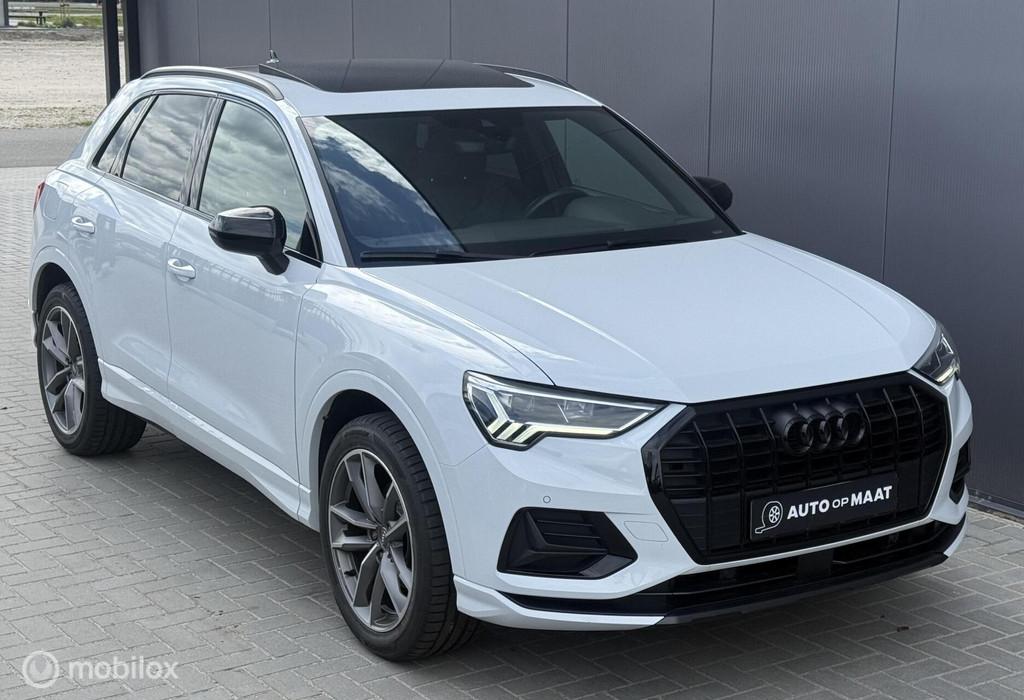 Audi Q3 35TFSI S Line Pano ACC Carplay, Auto's, Zwart, 4 cilinders, Wit, Bedrijf