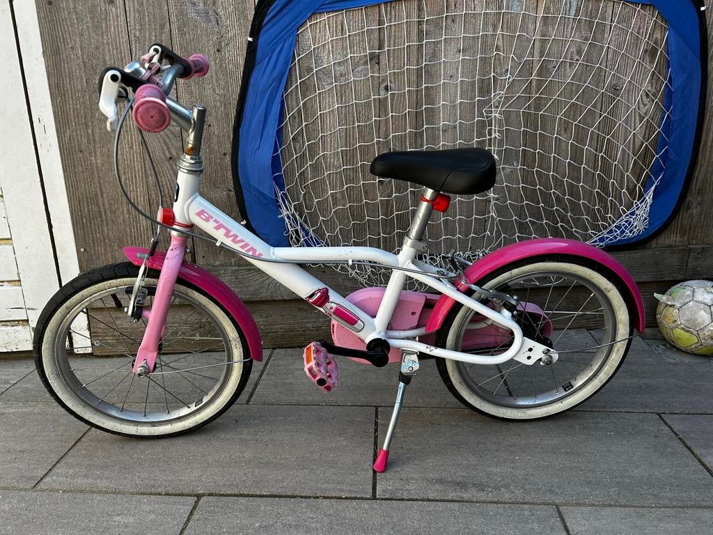 B'Twin Decathlon kinderfiets 16 inch roze/wit, Fietsen en Brommers, Fietsen | Kinderfietsjes, Ophalen, Gebruikt, Velgrem, 16 tot 20 inch