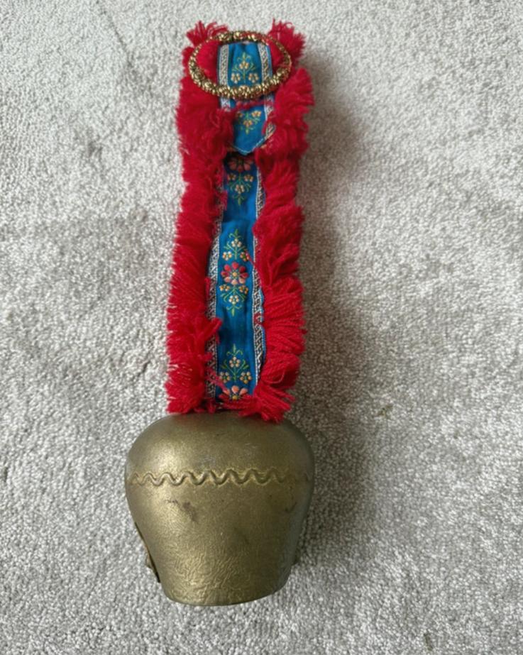 Antieke bel met rood en blauw versierd lint, Ophalen of Verzenden