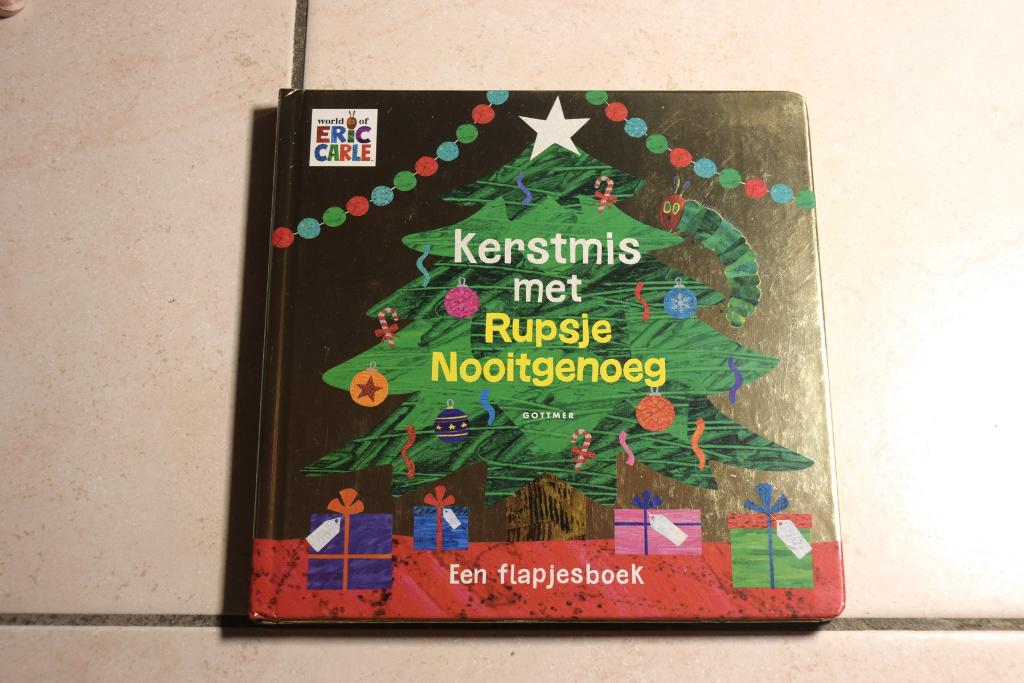 Flapjesboek Kerstmis met Rupsje Nooitgenoeg / Eric Carle, Boeken, Ophalen of Verzenden, Zo goed als nieuw, 2 tot 3 jaar