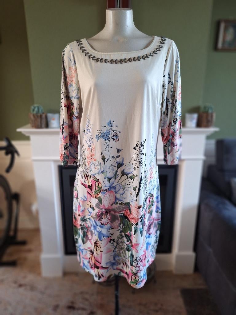 K-design crème jurk mooie halslijn bloemen mt XL, Kleding | Dames, Jurken, Zo goed als nieuw, Maat 46/48 (XL) of groter, Wit, Knielengte