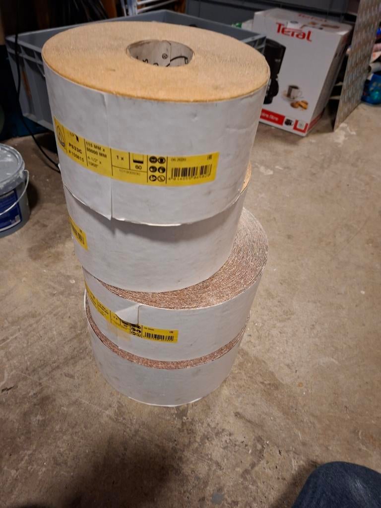 Te koop 4 rollen schuurpapier, Ophalen, Nieuw, Wit