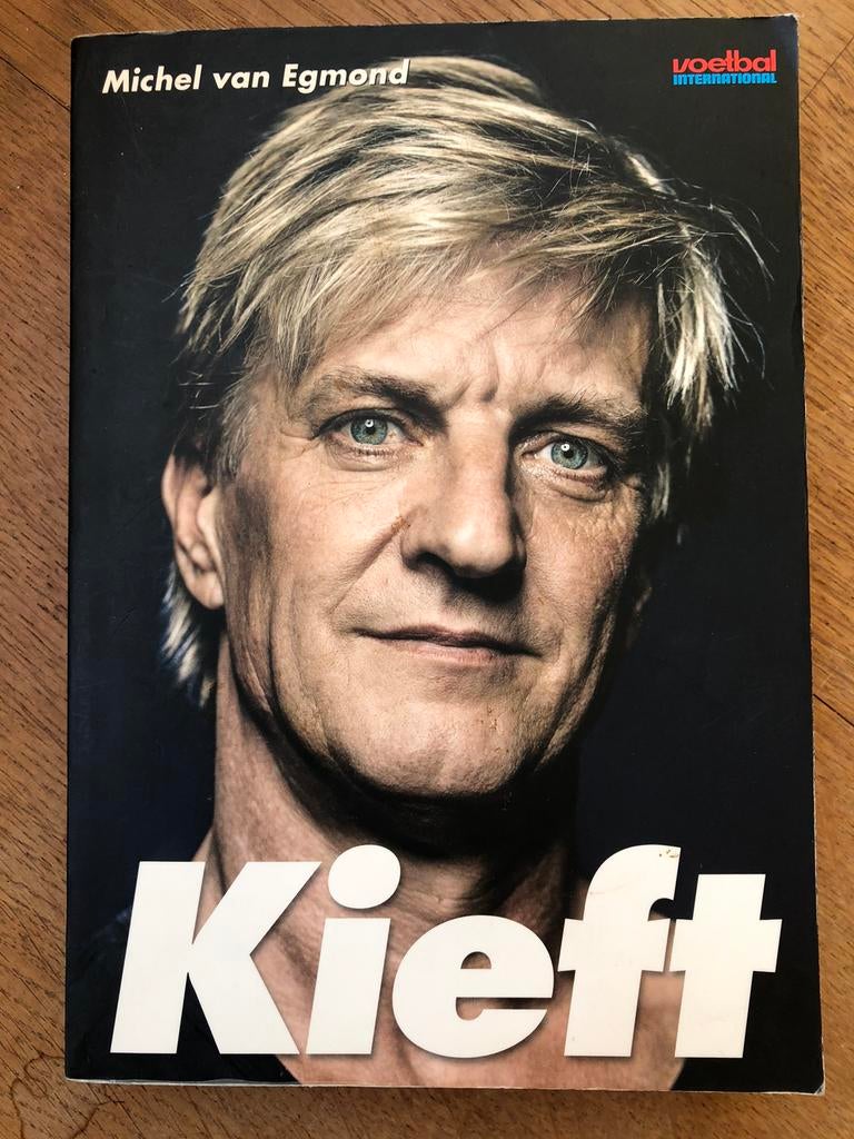 Door Wim Kieft gesigneerd boek ‘Kieft’ van Michel van Egmond, Ophalen of Verzenden, Gelezen, Sport