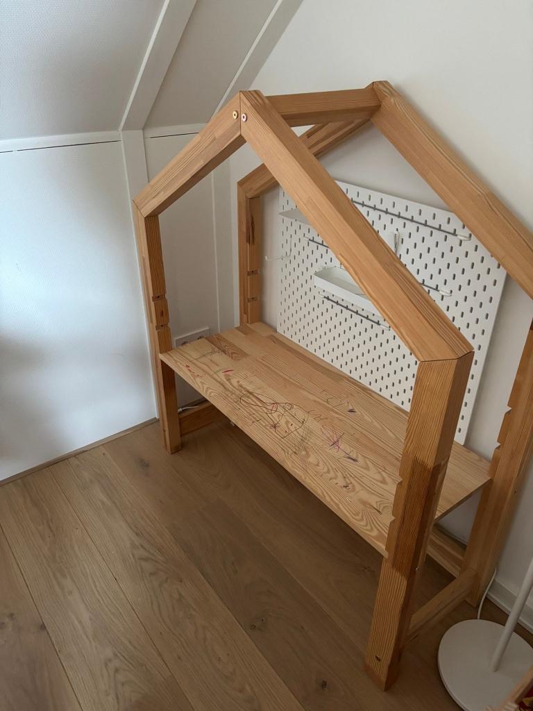 Massief houten bureau kind, Kinderen en Baby's, Kinderkamer | Tafels en Stoelen, Gebruikt, Tafel(s), Ophalen