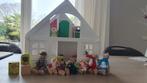 Houten poppenhuis met poppen en meubels, Kinderen en Baby's, Speelgoed | Poppen, Ophalen of Verzenden, Gebruikt, Babypop