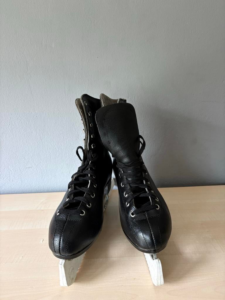 Zwarte kunstschaatsen M 42 graag vandaag ophalen, Sport en Fitness, Schaatsen, Ophalen of Verzenden, Gebruikt, Kunstschaatsen