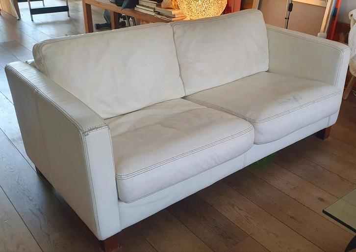 Witte leren tweepersoons bank Jencikova, Huis en Inrichting, Banken | Sofa's en Chaises Longues, Gebruikt, Tweepersoons, 150 tot 200 cm