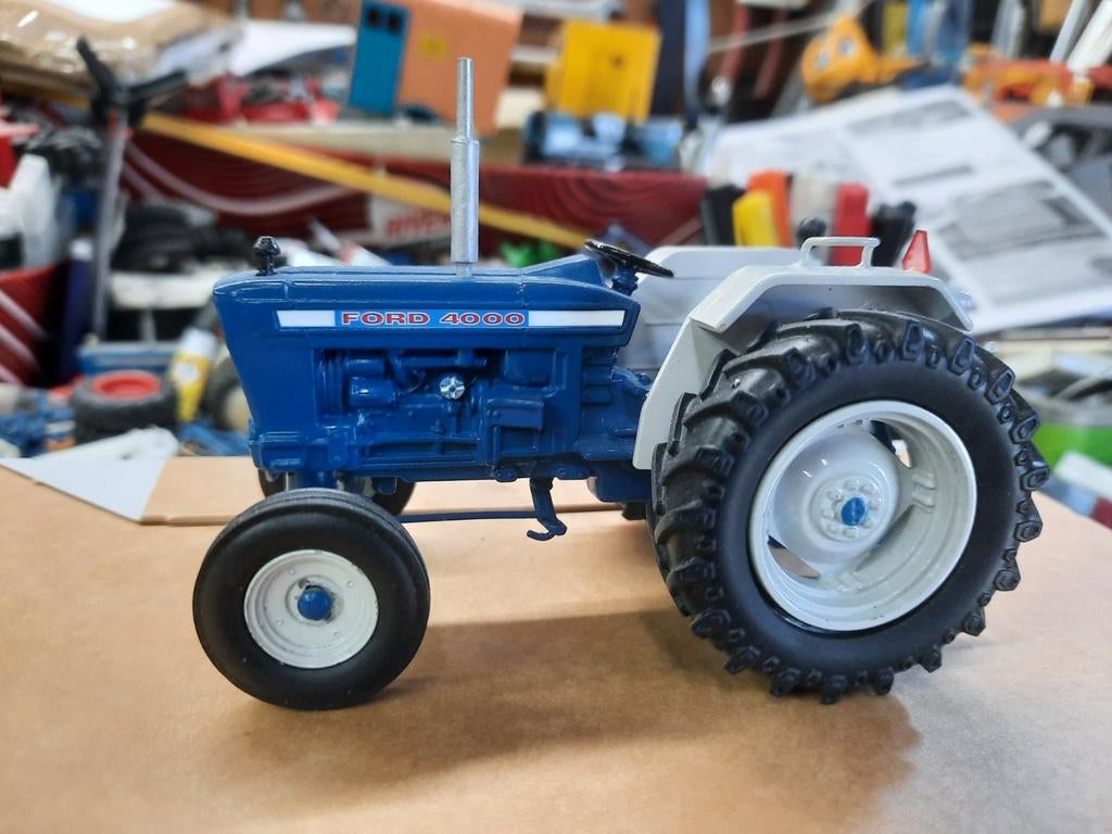 Ford 4000, Hobby en Vrije tijd, Modelauto's | 1:32, Ophalen of Verzenden, Zo goed als nieuw, Tractor of Landbouw, Britains